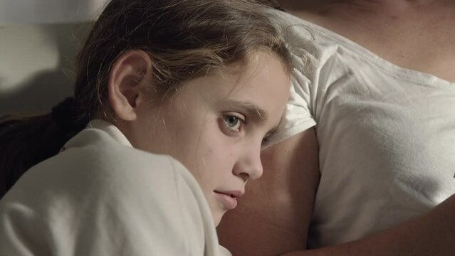 Hija pone su cabeza sobre su madre 