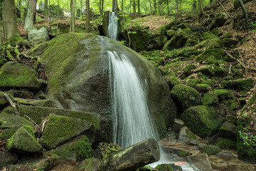 wodospad w leśnym otoczeniu, bujnej zieleni lata. © siwyk