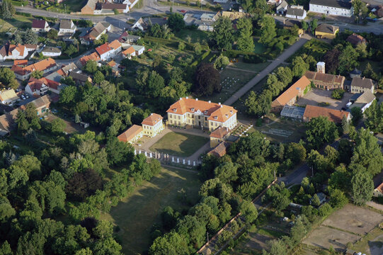 Schloss Mosigkau, Deutschland, Sachsen-Anhalt, Dessau-Rosslau, Juni 2024 von oben