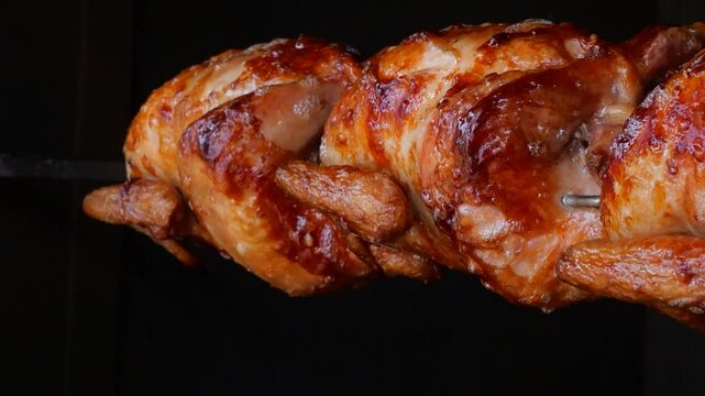 먹음직스럽게 구워지는 전기구이 통닭
