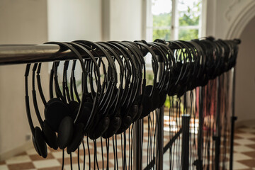 wiele słuchawek przygotowanych dla turystów do odsłuchu przewodnika przy zwiedzaniu © siwyk