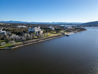 Obraz premium View of the National Library of Australia and Lake Burley Griffin in Canberra with clear blue sky