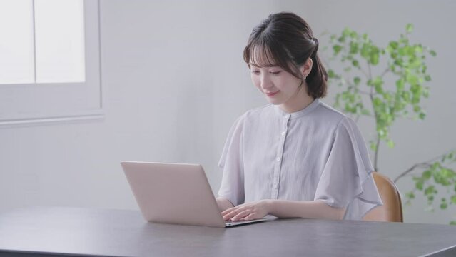 オフィスでパソコンを使って働くビジネスマン（女性・カジュアルビジネス）