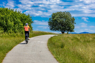 Obraz premium Bicycle route for a trip around Lake Czorsztyn, panorama of the Tatra Mountains