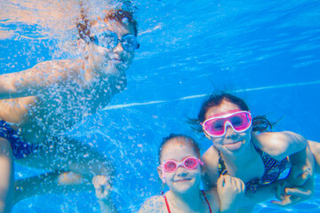 kids swiming  in  pool