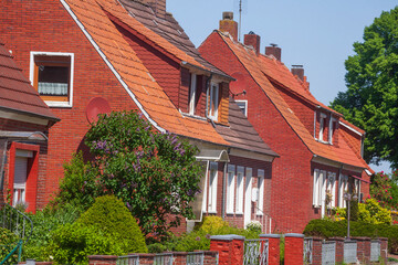 Wohngebäude, Einfamilienhäuser aus Backstein im Grünen, Leer, Ostfriesland, Niedersachsen, Deutschland