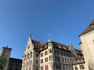 Fototapeta premium Das Stadthaus von der Stadt Zürich am Stadthausquai, Jugendstilhaus / blauer Himmel