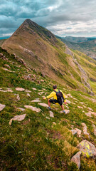 A hiker challenges the ascent of Pico Aguerri, surrounded by majestic forests and high peaks, in a breathtaking landscape that reflects the beauty of the Selva de Oza and its surroundings.