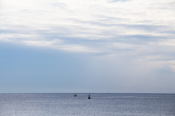 Obraz premium There are many types of fishing boats at sea. Each type has different purposes and methods for catching fish. 