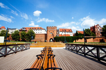 Widok na zabytkową bramę na bulwarze w Toruniu, Polska. View of the historic gate on the boulevard in Torun, Poland. © 123108 Aneta