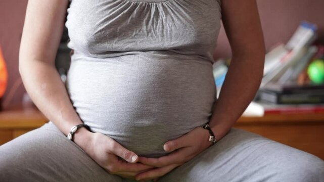 Mujer embarazada en bola de yoga
