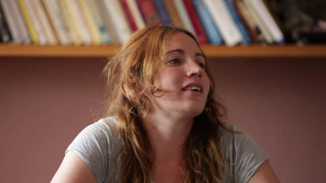 Mujer embarazada en bola de yoga