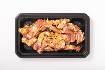 ［カナダ産］豚肩ロース　味付き　焼肉用（ガーリックペッパーステーキ）