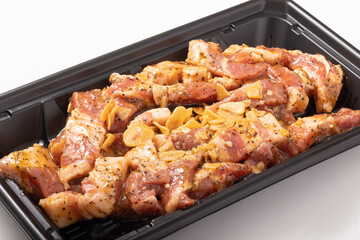 ［カナダ産］豚肩ロース　味付き　焼肉用（ガーリックペッパーステーキ）