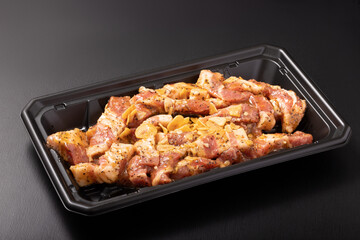 ［カナダ産］豚肩ロース　味付き　焼肉用（ガーリックペッパーステーキ）