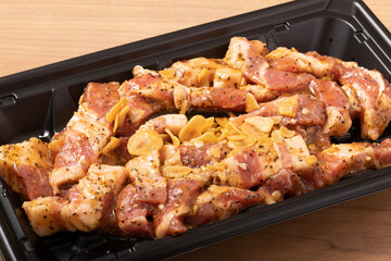 ［カナダ産］豚肩ロース　味付き　焼肉用（ガーリックペッパーステーキ）