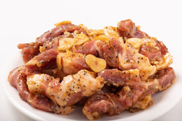 ［カナダ産］豚肩ロース　味付き　焼肉用（ガーリックペッパーステーキ）