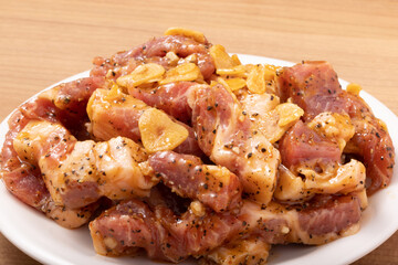 ［カナダ産］豚肩ロース　味付き　焼肉用（ガーリックペッパーステーキ）