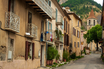 Fototapeta premium Photographie de voyage, ville d'Orpierre, village typique, rues, architecture, région PACA, provence alpes côte d'azur, france