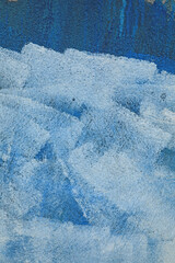 manchas brochazos de pintura blanca y azul sobre una pared gris con textura rugosa 4M0A0425-as24