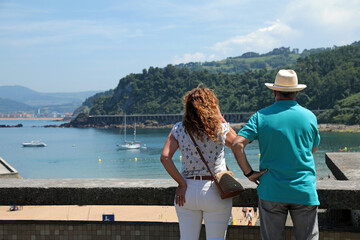 pareja de turistas visitando getaria país vasco 4M0A0937-as24