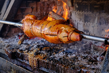 Spanferkel am Holzgrill pečeno prase