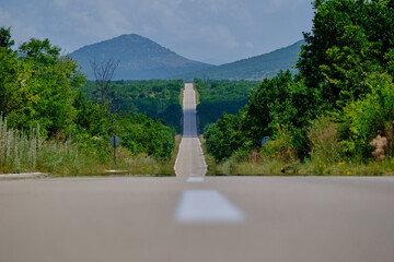 Strasse gerade in die Berge 