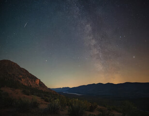 Un cielo stellato riflette il silenzio e la pace di una notte d'estate.
