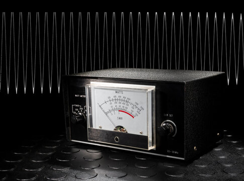 Sine wave behind a transceiver watt meter
