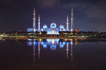 Fototapeta premium Grand mosque at sunset in United Arab Emirates