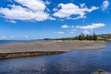 Waimea River，It enters the Pacific Ocean at Waimea, near the 1778 landing place of Captain Cook on Kauai. Hawaii