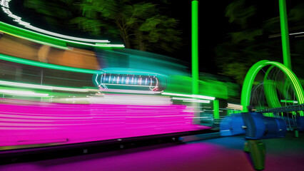 Naklejka premium brightly lit bus passing by a neon green and purple light