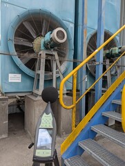 Medición de ruido ambiental en industria