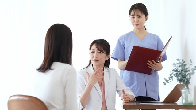 病院で診察を受ける女性　産婦人科　美容整形