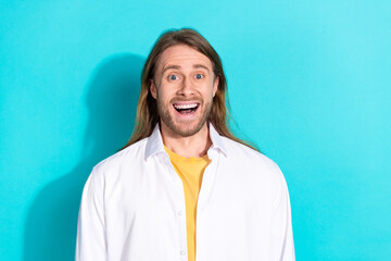 Photo of excited good mood guy wear white shirt smiling emtpy space isolated blue color background © deagreez
