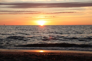 Obraz premium Picturesque view of sea at sunset. Tropical beach
