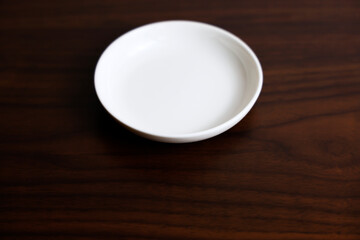 テーブル上の皿