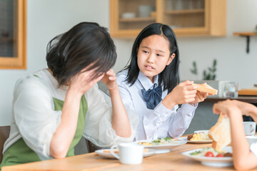 更年期・体調不良で泣く母親・主婦を心配する子供・家族（ストレス・更年期）
