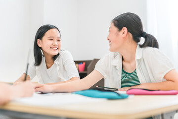 Fototapeta premium 学校で友達と勉強する子供（アクティブラーニング・グループワーク・学童保育） 