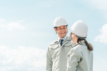 作業員・まちづくり・電気工事・建築士・設計士・エンジニア・保守・建設業・建築業の作業着姿の男女
