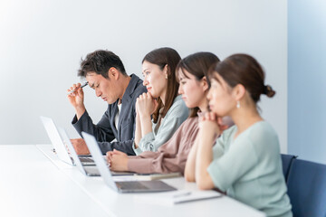 会社・オフィスで仕事する男女（ビジネスマン・ビジネスウーマン）
