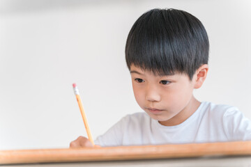 学校・塾の教室で授業を受ける小学校低学年の男の子
