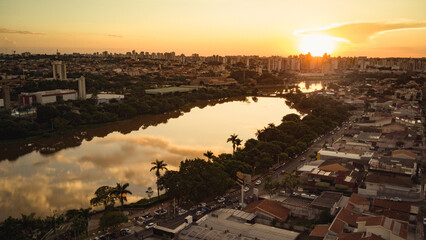 Vista aérea de drone da represa municipal de São José do Rio Preto ao pôr-do-sol com reflexos...