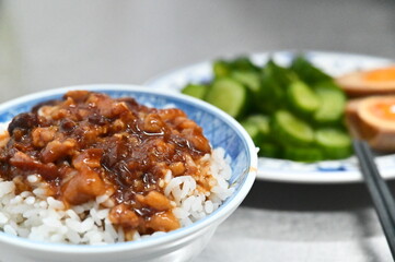 Taiwanese Braised Pork Rice (Lu Rou Fan), with its savory minced pork topping fragrant rice, is a beloved local favorite. Accompanied by suitable side dishes, it enhances the dish's rich flavors.