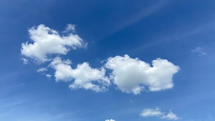 Real photos, images of bright white clouds in a clear blue sky. Pictures of clouds that make you feel refreshed when looking at them.
