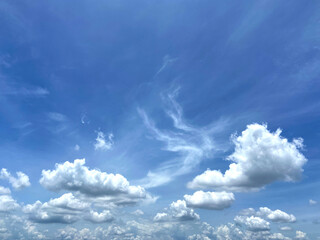 Real photos, images of bright white clouds in a clear blue sky. Pictures of clouds that make you feel refreshed when looking at them
