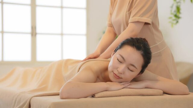 マッサージを受ける女性