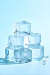 Obraz premium 물방울이 맺힌 사각 얼음들이 쌓여 있는 이미지