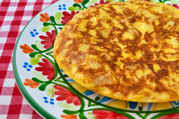 スペイン料理のジャガイモのトルティージャ（スペイン風オムレツ) コピースペースあり
Spanish Tortilla de patatas (Torilla Española, Spanish omelette, Spanish Tortilla) copy space available
