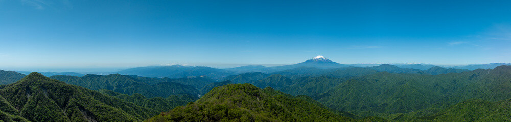 Fototapeta premium 西丹沢から撮影した五月晴れの空と富士山